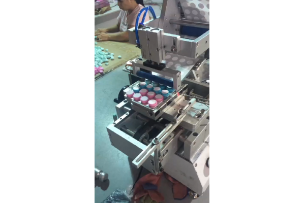 小圓瓶平面貼標-半自動